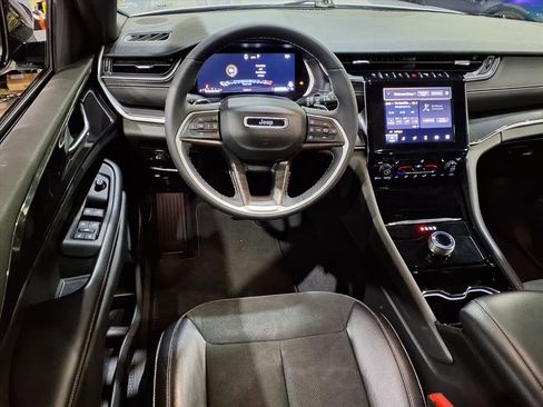 Used 2023 Jeep Grand Cherokee L Laredo image 8