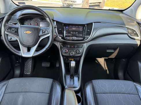 Used 2020 Chevrolet Trax LT w/ LT Convenience Package FWD image 3