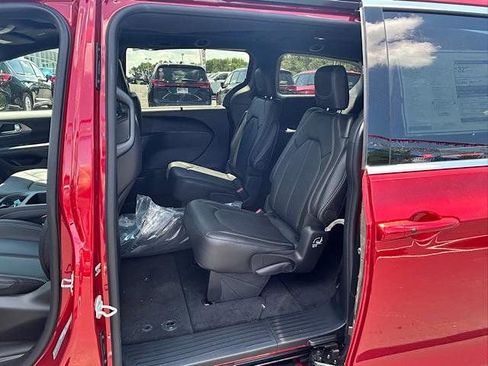 New 2025 Chrysler Pacifica Select image 9