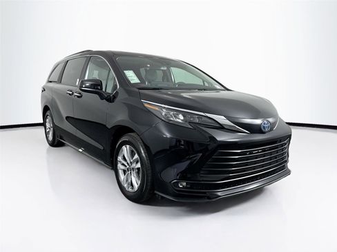 Used 2025 Toyota Sienna XLE image 10