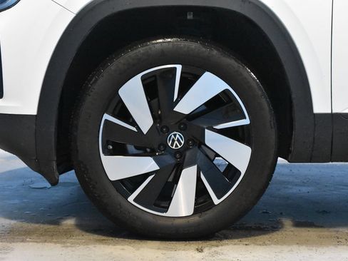 Used 2024 Volkswagen Atlas Cross Sport SE FWD image 24