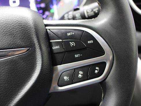 Used 2024 Chrysler Pacifica Touring-L FWD image 12