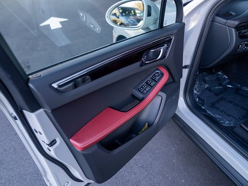 Used 2025 Porsche Macan image 16