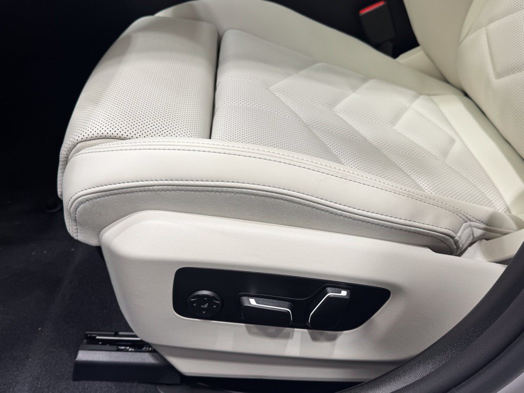 Used 2026 BMW 530i xDrive w/ M Sport Package AWD/4WD image 17