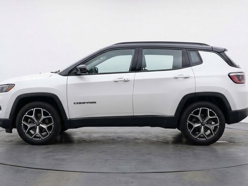 Used 2025 Jeep Compass Limited image 5