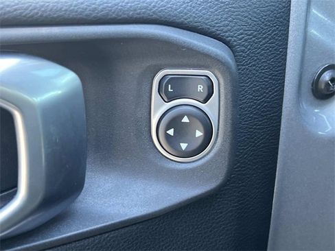 Used 2018 Jeep Wrangler Unlimited Sahara image 17