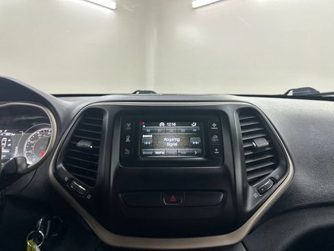 Used 2017 Jeep Cherokee Sport w/ Cold Weather Group AWD/4WD image 43