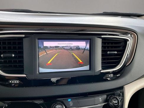 Used 2022 Chrysler Voyager LX FWD image 13