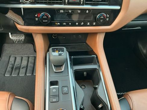 Used 2024 Nissan Pathfinder Platinum image 12