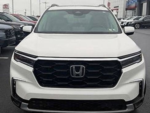 Used 2025 Honda Pilot Touring image 2