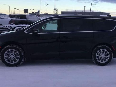 New 2026 Chrysler Pacifica Select image 5