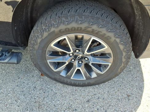 Used 2023 Chevrolet Suburban Z71 w/ Luxury Package image 9