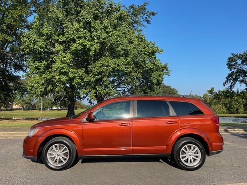 Used 2013 Dodge Journey SXT w/ Flexible Seating Group image 2