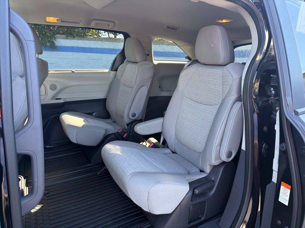 Used 2023 Toyota Sienna LE FWD image 18
