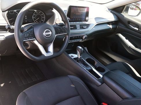 Used 2025 Nissan Altima 2.5 SV FWD image 12