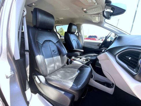 Used 2017 Chrysler Pacifica Touring-L FWD image 16