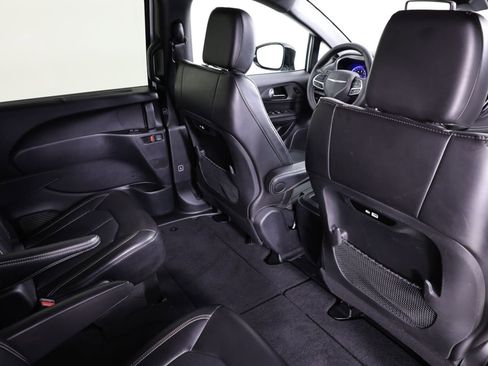 Used 2025 Chrysler Pacifica Select FWD image 40