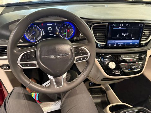 Certified 2024 Chrysler Pacifica Touring-L AWD/4WD image 46