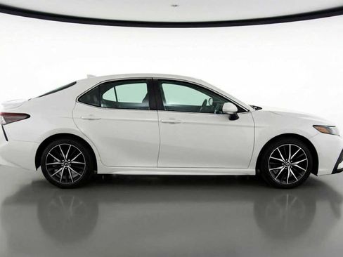 Used 2023 Toyota Camry SE image 4
