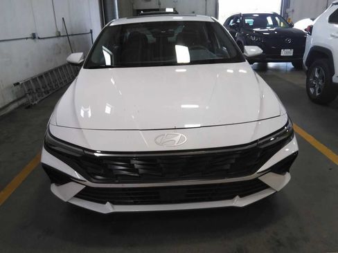 Used 2025 Hyundai Elantra SEL FWD image 4