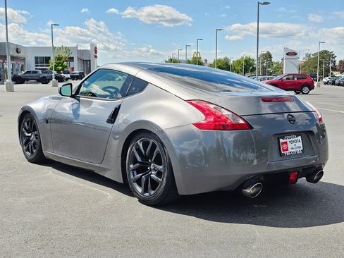 Used 2017 Nissan 370Z Coupe RWD image 3