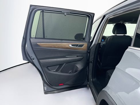 Used 2025 Volkswagen Atlas SE AWD/4WD image 25