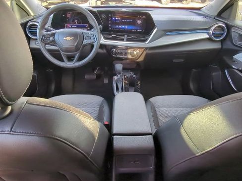 Certified 2025 Chevrolet Trax LT image 14