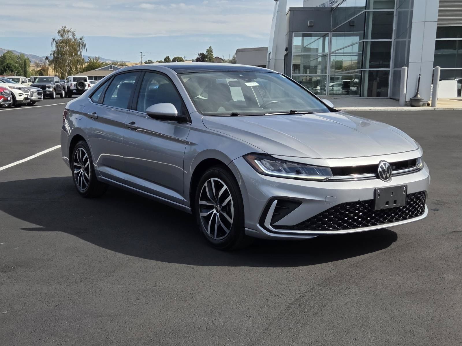 Used 2025 Volkswagen Jetta SE FWD image 3