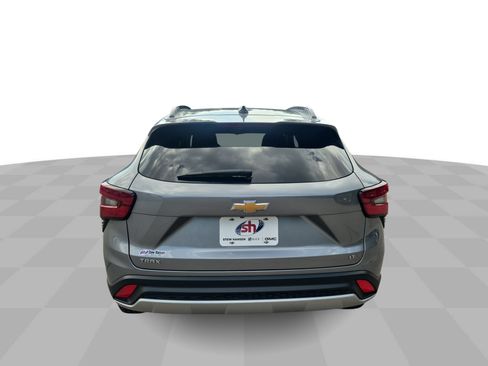 Used 2024 Chevrolet Trax LT w/ Sunroof Package FWD image 8