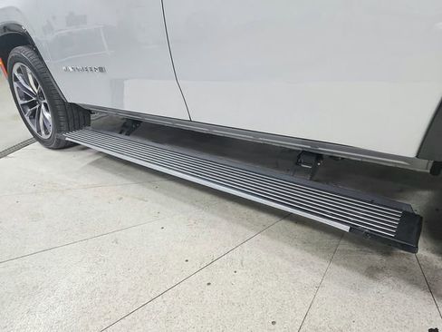 Used 2022 Jeep Wagoneer Series III w/ Premium Group I image 38