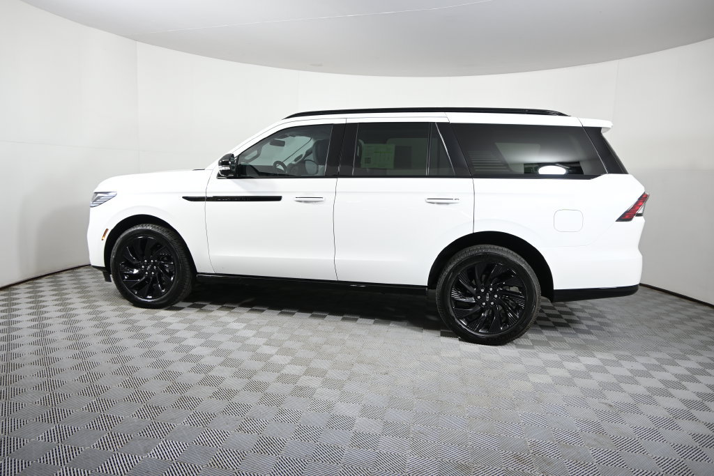 Used 2026 Lincoln Navigator Reserve w/ Jet Appearance Package AWD/4WD image 3