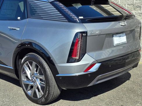 New 2026 Cadillac Optiq Luxury 1 image 7