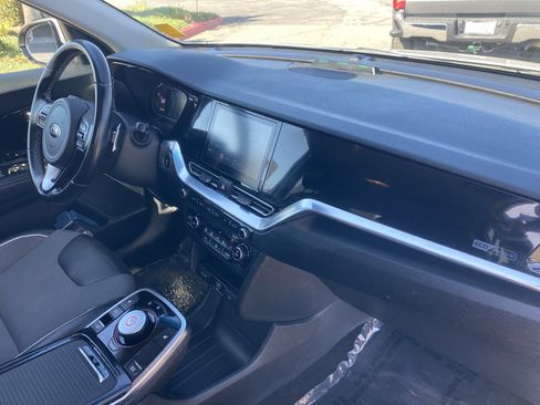 Used 2020 Kia Niro EX image 12
