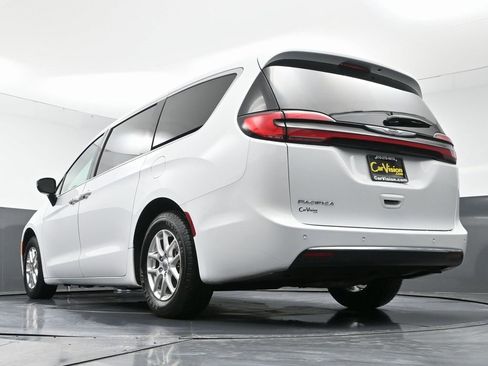Used 2024 Chrysler Pacifica Touring-L image 50