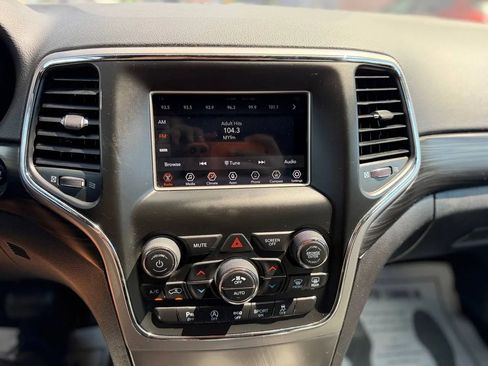 Used 2019 Jeep Grand Cherokee Laredo RWD image 35