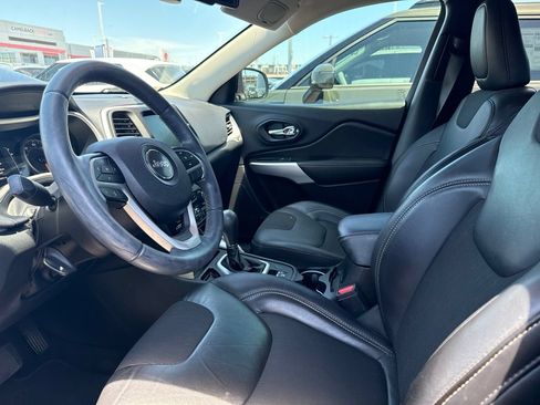 Used 2018 Jeep Cherokee Latitude Plus w/ Comfort/Convenience Group FWD image 10
