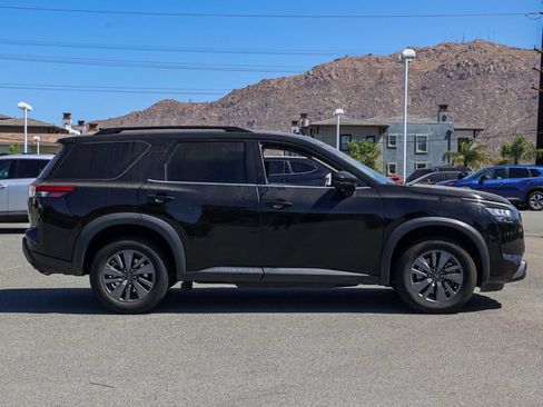 Used 2024 Nissan Pathfinder SV FWD image 3