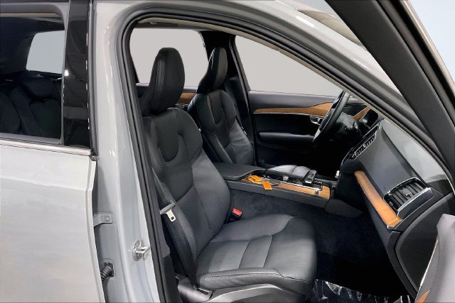 Certified 2025 Volvo XC90 T8 Plus w/ Protection Package Premier AWD/4WD image 10