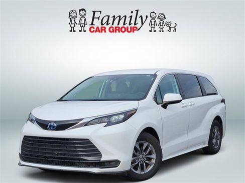 Used 2024 Toyota Sienna LE image 1