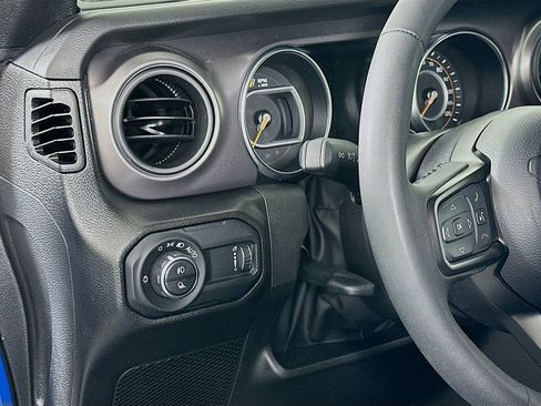 Used 2023 Jeep Gladiator Sport AWD/4WD image 10
