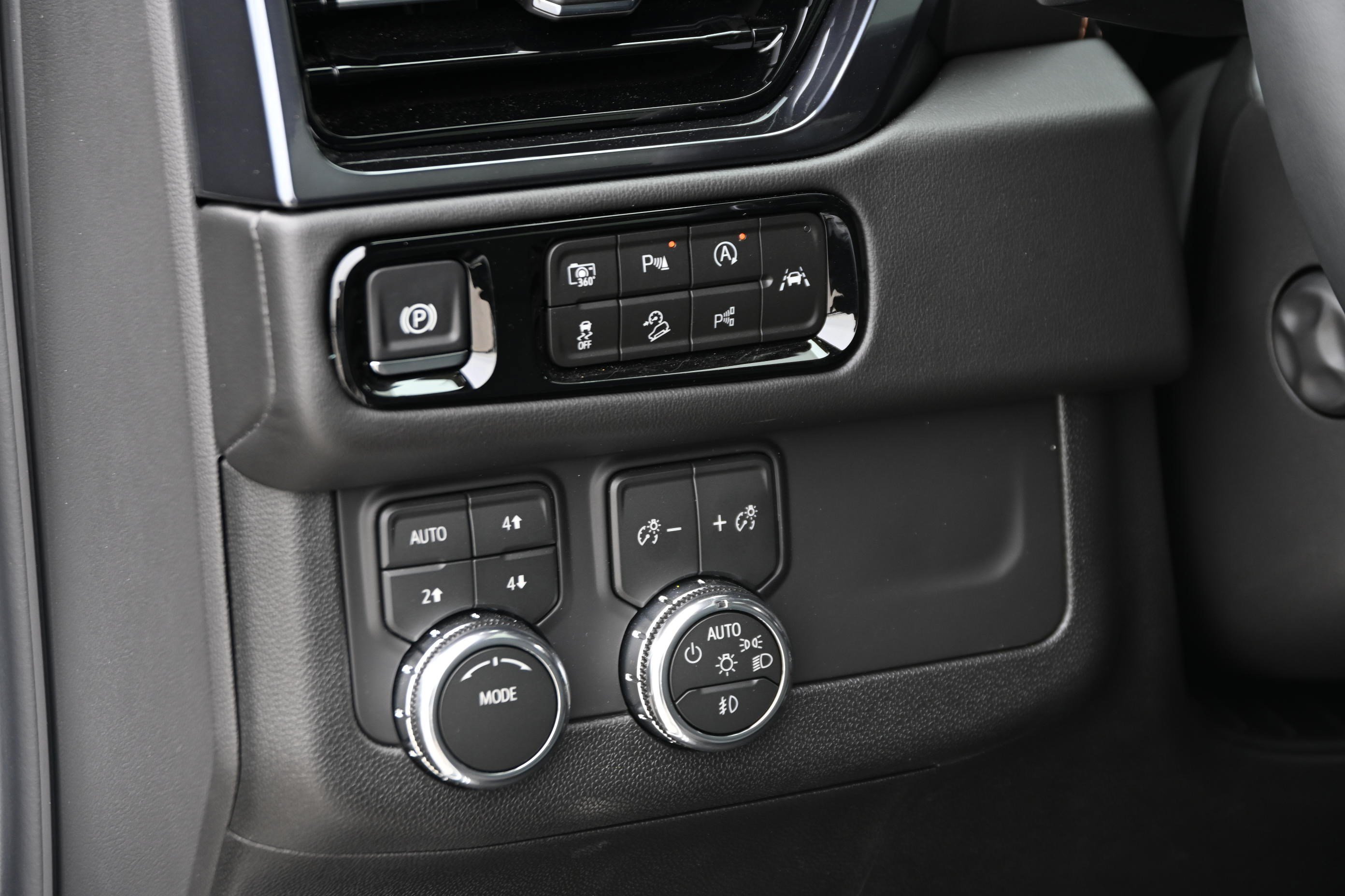 Used 2027 GMC Yukon AT4 w/ Technology Package AWD/4WD image 29