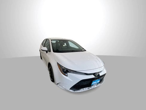 Used 2022 Toyota Corolla LE image 2