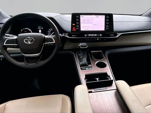 Certified 2023 Toyota Sienna XLE FWD image 16