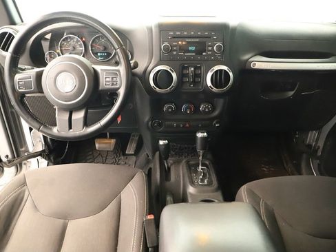 Used 2017 Jeep Wrangler Unlimited Rubicon w/ Max Tow Package AWD/4WD image 18
