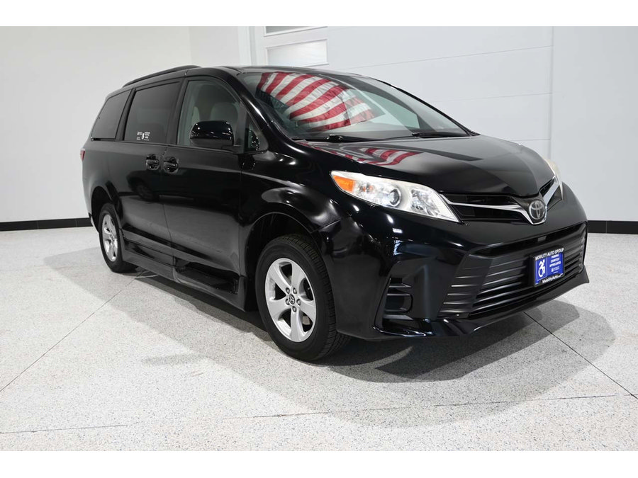 Used 2018 Toyota Sienna LE FWD image 3