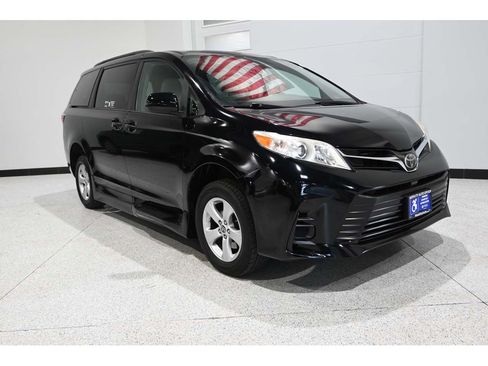 Used 2018 Toyota Sienna LE FWD image 3