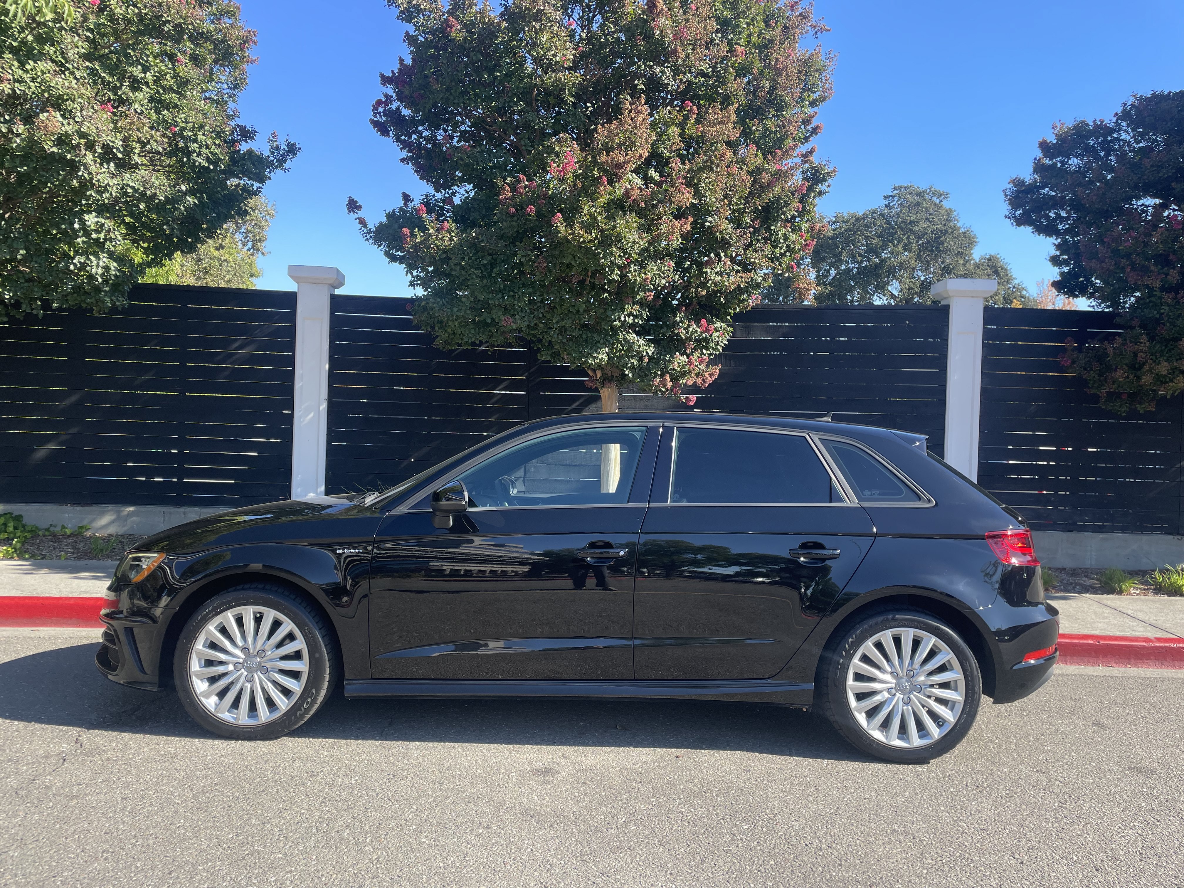 Used 2016 Audi A3 e-tron Premium w/ Audi MMI Navigation Plus FWD image 1