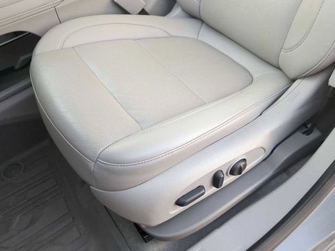 Used 2023 GMC Acadia SLT w/ Preferred Package image 13