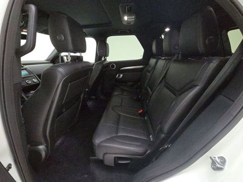 Used 2020 Land Rover Discovery Landmark image 12