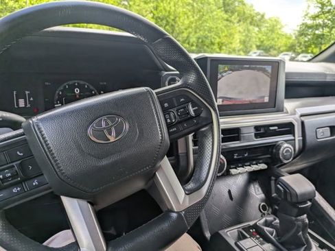 Used 2025 Toyota 4Runner SR5 AWD/4WD image 31